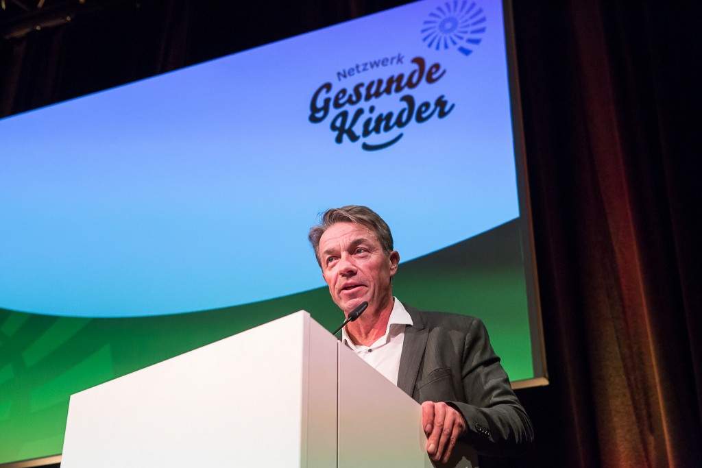 Netzwerk Gesunde Kinder Netzwerk-Feier 1. Dez 2016 Schinkelhalle Potsdam: Minister Günter Baaske am Rednerpult