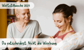 Mutter stillt Baby. Sie wird dabei sensibel durch eine weiter weibliche Person begleitet.