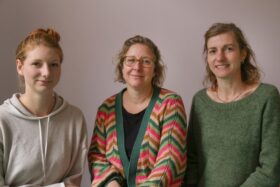 Drei sympathische Frauen lächeln in die Kamera