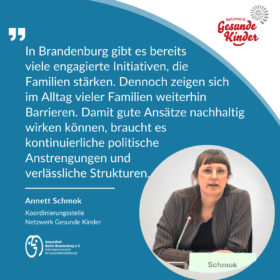 Bild von Annett Schmok im Aussschuss. Abbildung des folgenden Zitats: "In Brandenburg gibt es bereits viele engagierte Initiativen, die Familien stärken. Dennoch zeigen sich im Alltag vieler Familien weiterhin Barrieren. Damit gute Ansätze nachhaltig wirken könnten, braucht es kontinuierliche politische Anstrengungen und verlässliche Strukturen."